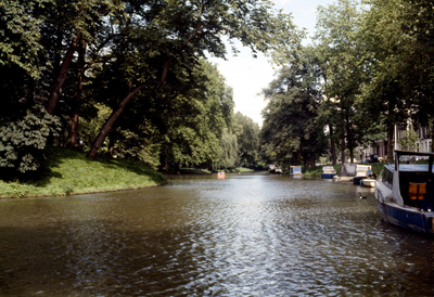 834897 Gezicht op de Stadsbuitengracht te Utrecht, ter hoogte van het Manenburg (links).